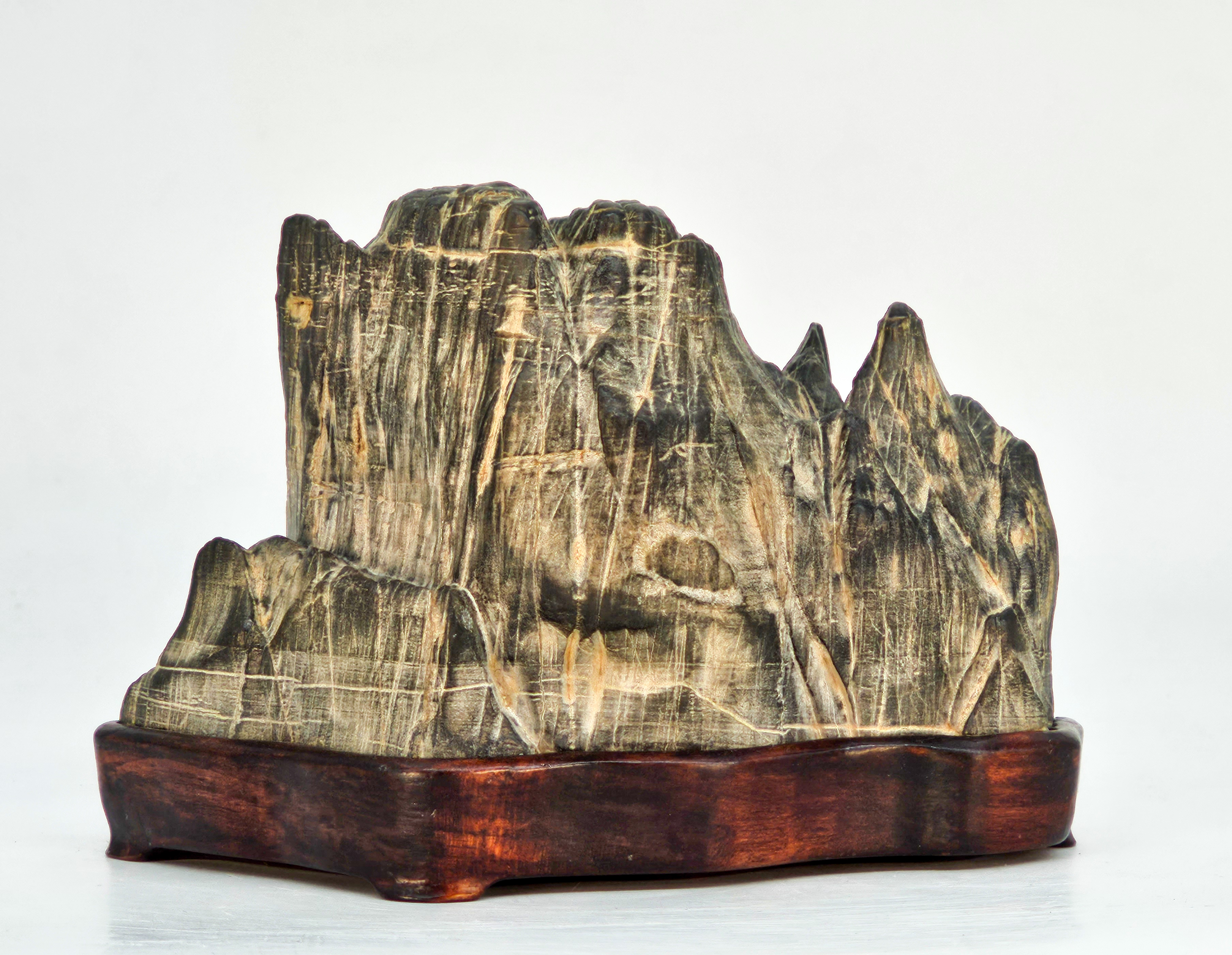 Suiseki aus den Apuanischen Alpen inkl. Daiza 15x12x11cm