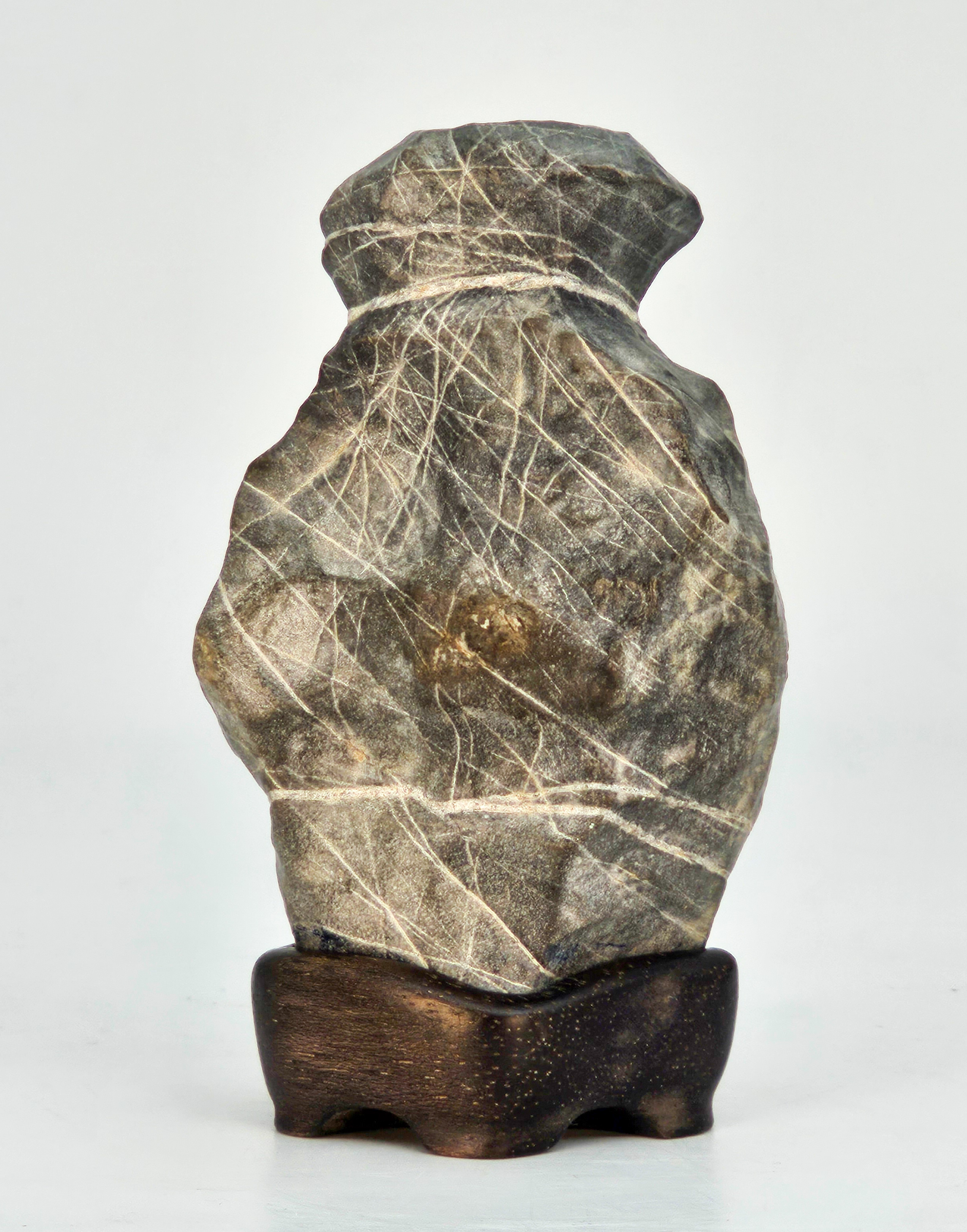 Suiseki aus den Apuanischen Alpen inkl. Daiza 6x5,5x11cm