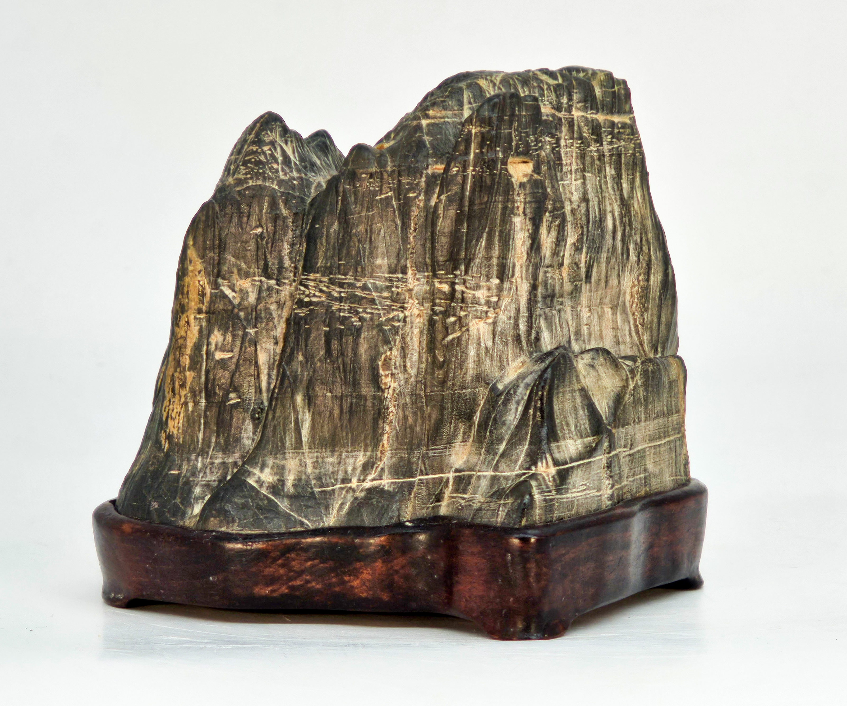 Suiseki aus den Apuanischen Alpen inkl. Daiza 15x12x11cm