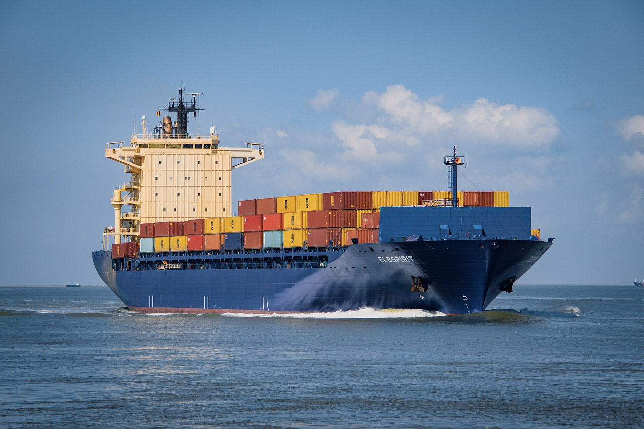 Hier ist ein Containerschiff abgebildet. Wir sind einer der wenigen Händler in Deutschland, die Bäume aus Japan selber importieren.